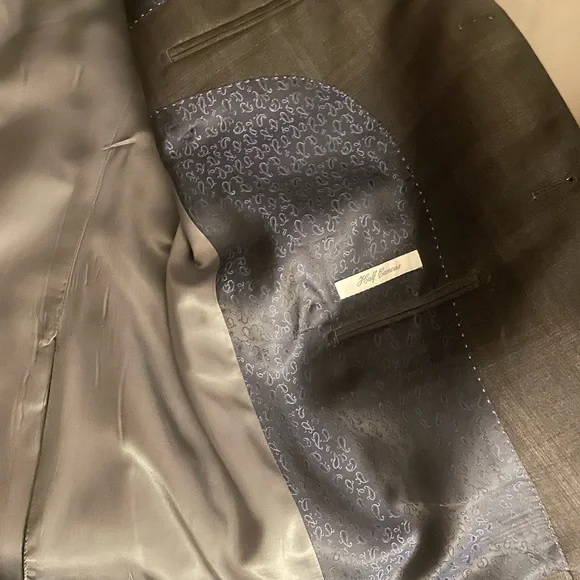 Brand new never worn single-breasted modern charcoal suit. Size 44R. - Picture 3 of 4